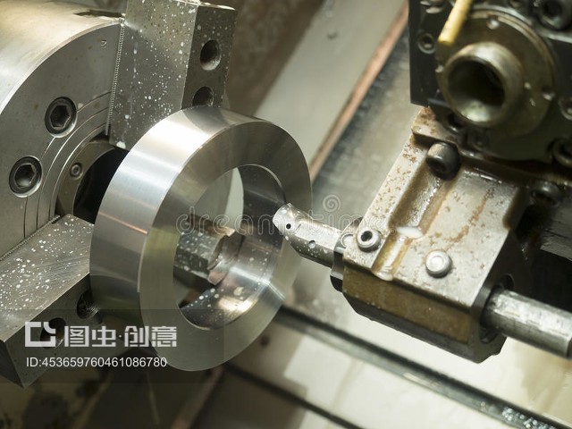 汽車用操作工加工模具和模具零件Operator machining mold and die parts for automotive